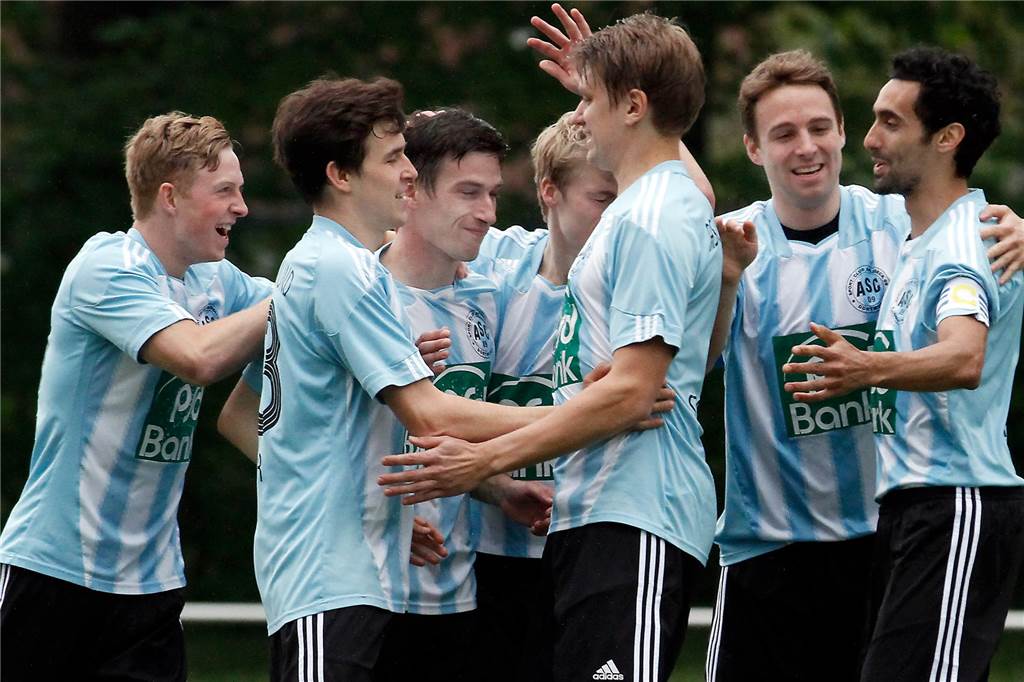 Legendenspiel in Aplerbeck: Auswahl um Hannes Wolf trifft auf die Aufstiegshelden von 2014 Die 2014er-Mannschaft des ASC 09 beim Jubel im Derby gegen den Hombrucher SV.