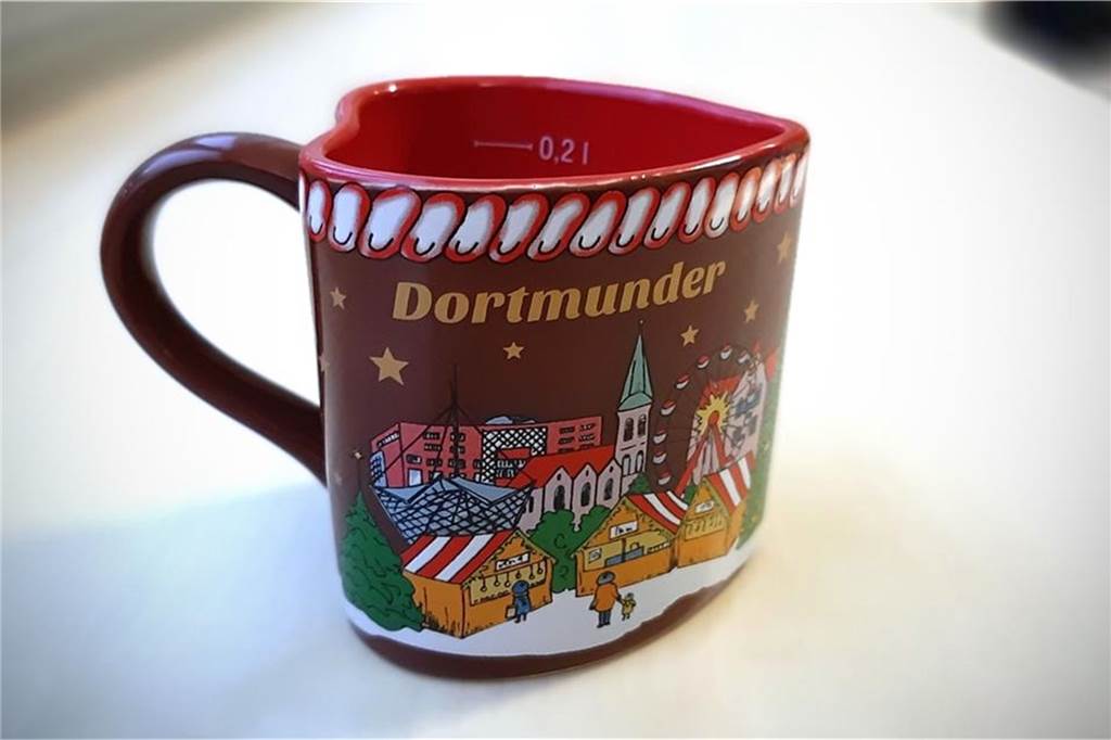 Die 2019er-Edition der Tasse zierte ein Fehler: Auf ihr prangte nach wie vor der Schriftzug "Weihnachtsmarkt" anstatt des damals neuen Namens "Weihnachtsstadt".