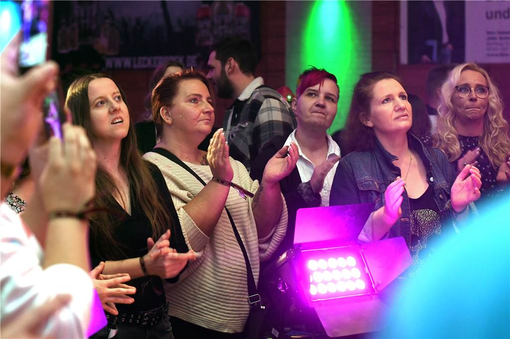 22. Tanz unterm Regenbogen: So bunt war Deutschlands größte Aids-Gala Gäste feiern bei der Aids-Gala