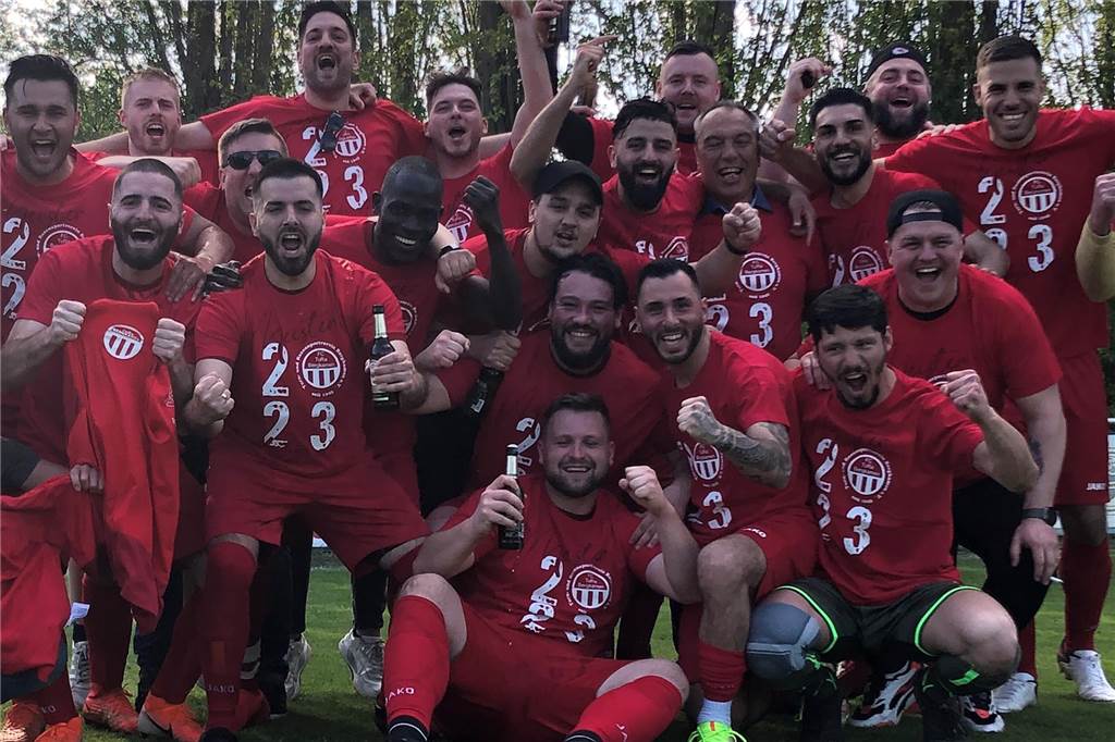 Vorzeitig Meister: FC TuRa Bergkamen lässt die Sektkorken knallen Die 23 für das Meisterjahr prangt fett auf den Shirts des FC TuRa Bergkamen, der am Sonntag den Titel perfekt machte und obendrein auch noch in Niederaden 7:1 gewann.