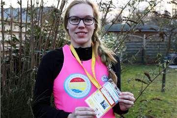 Die 24-jährige Katharina Marx präsentiert stolz ihr Ticket für die vergangene Weltmeisterschaft der Rettungsschwimmer in Australien.
