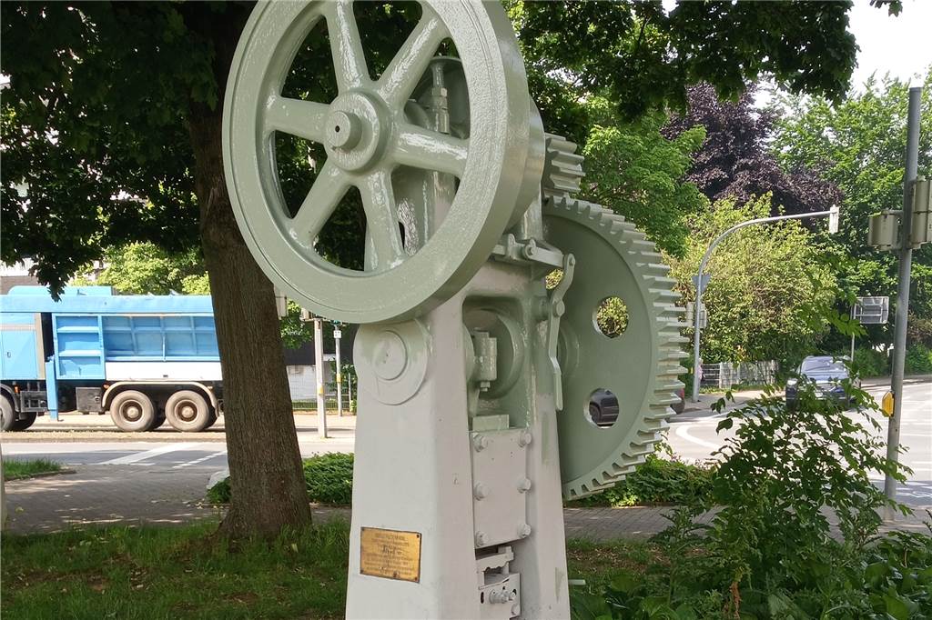 Rost und Dreck: Industriekultur und Kunstwerke brauchen Sanierung Die 2,5 Tonnen schwere Stabstahlschere aus dem Jahr 1920 wurde am 4. August 1989 an der Wellinghofer Straße in Hörde aufgestellt. Zuvor stand sie im Schürener Press- und Stanzwerk Thiemann.