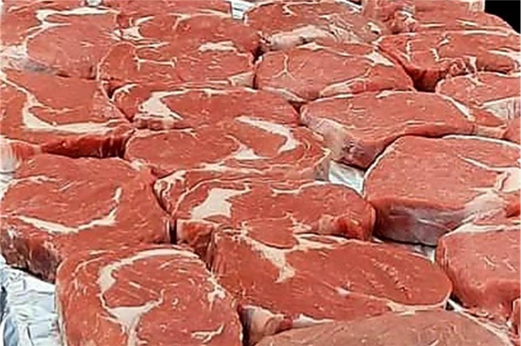 Deutsche Steak-Meisterschaft steigt auf Hof Vortmann in Dorsten Mehrere Steaks liegen aneinandergereiht.