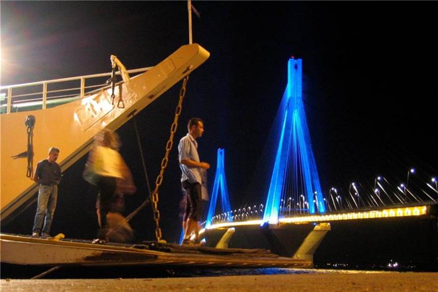 Brücken in Reiseländern - von „marode“ bis „sicher“ Die 2500 Meter lange „Harilaos Trikoupis“-Brücke verbindet das westgriechische Festland mit dem Westen des Peloponnes. Foto: Kay Nietfeld