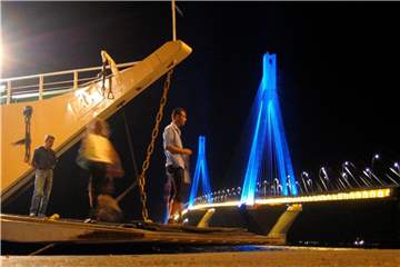 Die 2500 Meter lange „Harilaos Trikoupis“-Brücke verbindet das westgriechische Festland mit dem Westen des Peloponnes. Foto: Kay Nietfeld