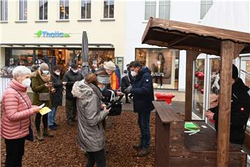 Die 2G-Bändchen gibt es am Winterzauber-Zelt und im Modehaus „Sinn".