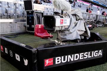 Die 36 Bundesliga-Clubs erhalten in dieser Saison von der DFL über eine Milliarden Euro. Foto: Sven Hoppe