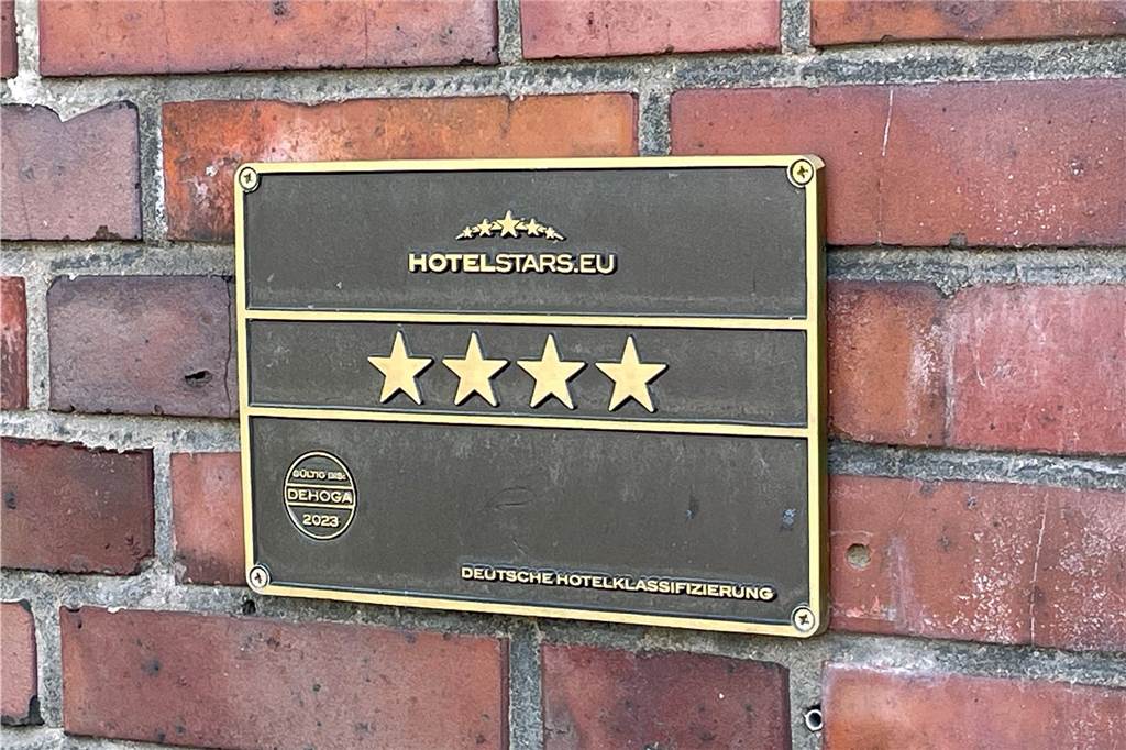 Die 4-Sterne-Klassifizierung des Hotels gilt laut Makler noch bis Ende 2023.