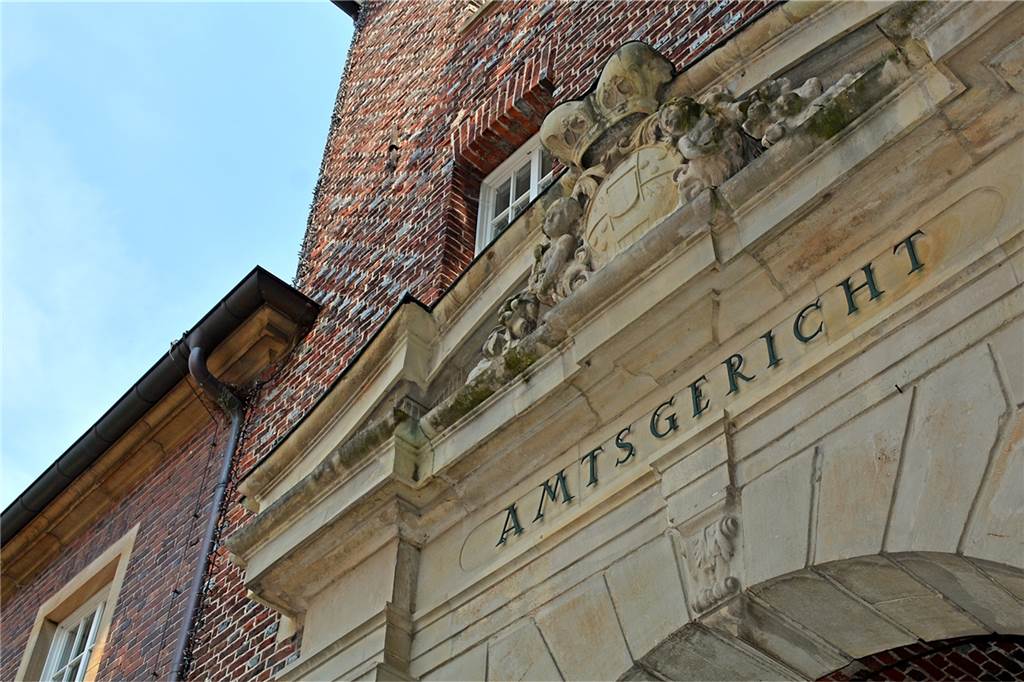 Frau (42) betrügt Heeker Jobcenter: Sie brauchte Geld für ein neues Auto Die 42-jährige Heekerin musste sich kürzlich vor dem Amtsgericht wegen Betruges verantworten.