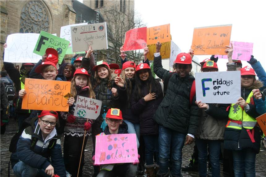Die 4b der Ostenberg-Grundschule hatte am Donnerstag noch schnell Plakate für „Fridays for Future“ gebastelt .