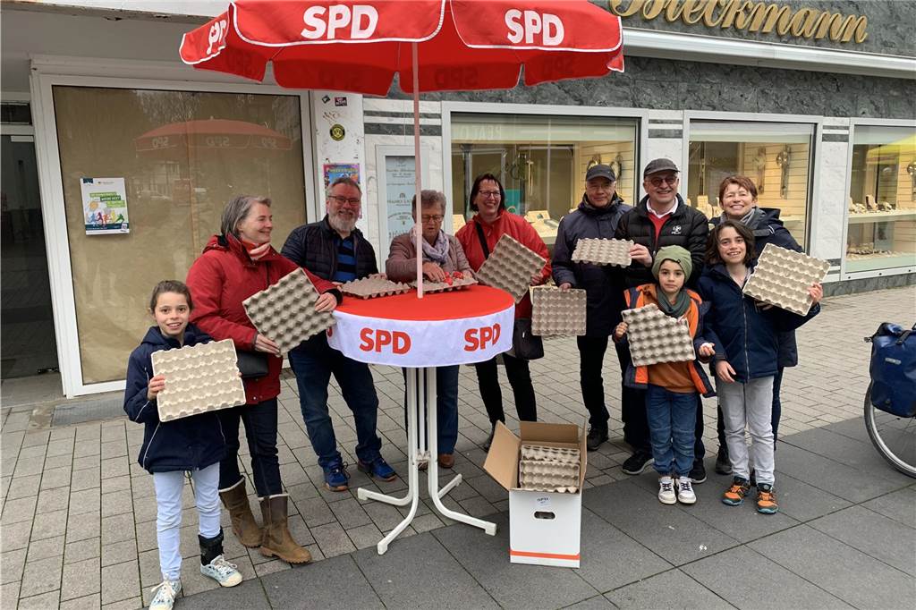 Senioren bemalen Eier ganz kreativ- SPD-verteilt Eier im Akkord Die 500 roten SPD-Ostereier waren deutlich schneller verteilt als geplant.