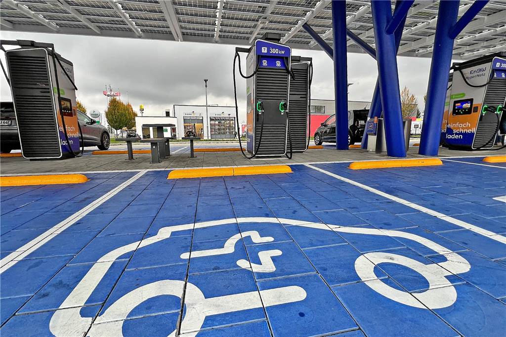 Schnellladepark am Kamener Kreuz elektrisiert: „Ruckzuck Power rein!“ Die 52 Ladepunkte verfügen laut EnBW über eine so große Leistung (bis zu 300 Kilowatt), dass E-Mobilisten je nach Fahrzeug in nur fünf Minuten Strom für 100 Kilometer Reichweite laden können.