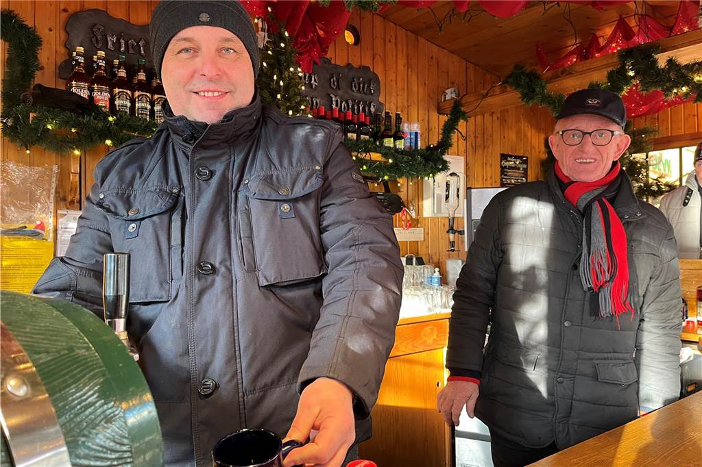 Nikolausmarkt: Es läuft gut, aber ein bisschen mehr wäre auch schön Zwei Mitglieder der 6. Kompanie in der Glühweinhütte