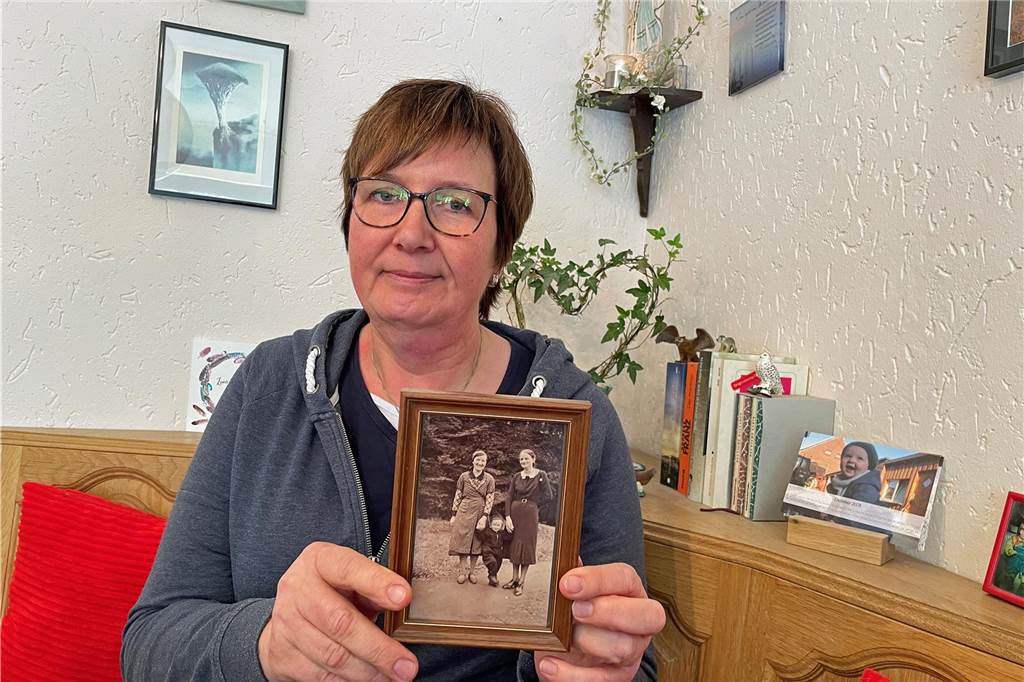 Angelika Osthues im Letzte-Hilfe-Kurs: „Der Tod macht mir keine Angst“ Die 60-jährige Angelika Osthues zeigt ein für sie wichtiges Bild mit v. l. ihrer Oma Maria, ihrer Mutter Elisabeth als Kind und Tante Elfriede.