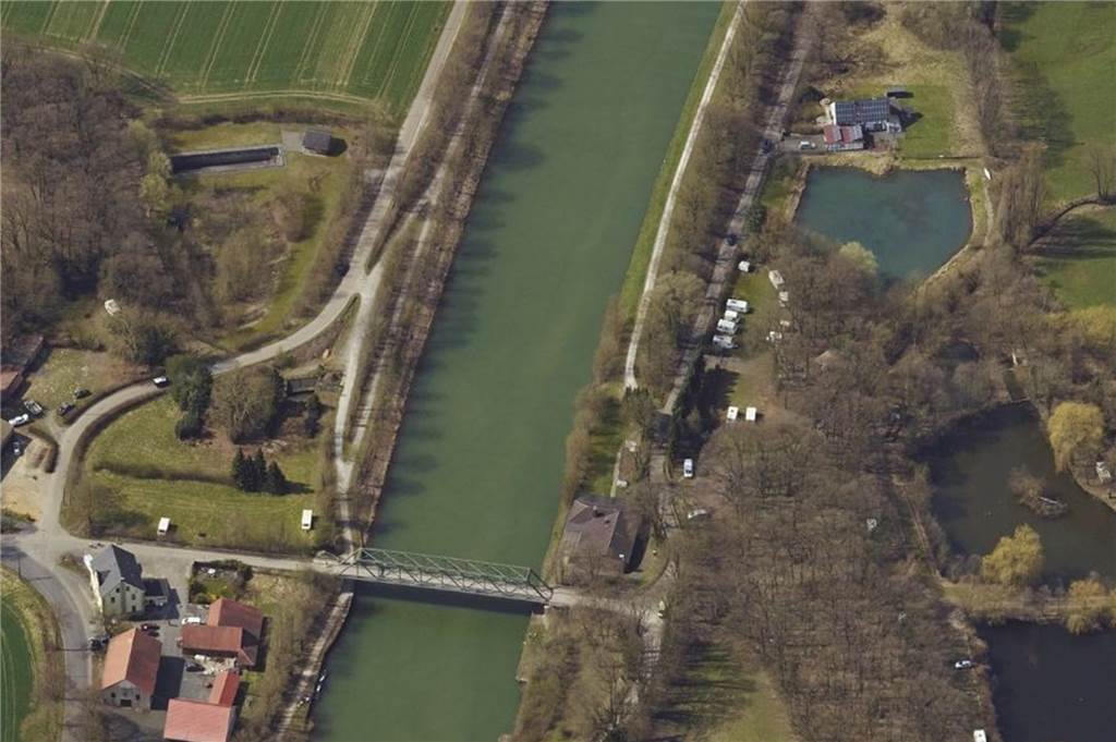 Bäume gefällt: Neubau einer maroden Kanalbrücke in Dorsten rückt näher Die 60 Jahre alte Östricher Brücke wird abgerissen. Die neue Brücke wird 350 Meter entfernt in Höhe des Gebäudes rechts gebaut.