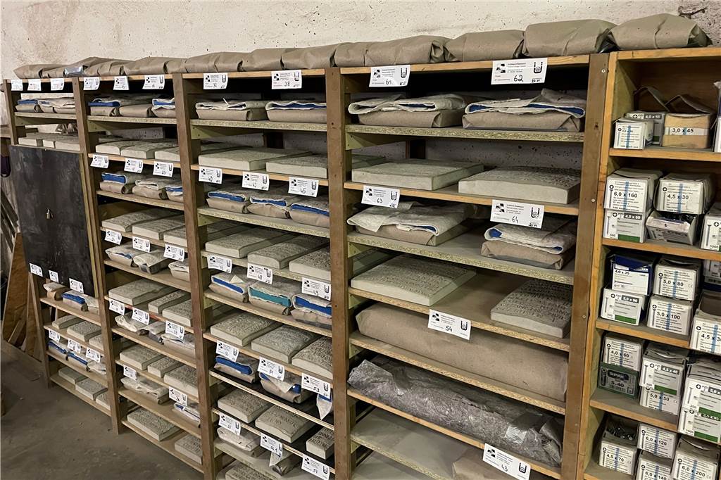 Pflaster aufgerissen, Graben gelegt: Bauarbeiten am Kirchplatz Dorsten Die 65 Kopien der Reliefplatten sind gegossen und im Betonprodukte-Werk Voßbeck-Elsebusch eingelagert.
