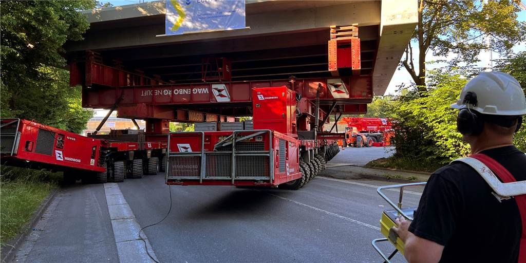 Jumbo-Brücke rollt zur A2: Viele Schaulustige und plötzlich ein Knacks Die 715 Tonnen schwere Brückenplatte rollt los vom Montageplatz an der Autobahn 2. Sie hat eine Strecke von nur 100 Metern zu bewältigen. Das dauert allerdings mehr als zwei Stunden.