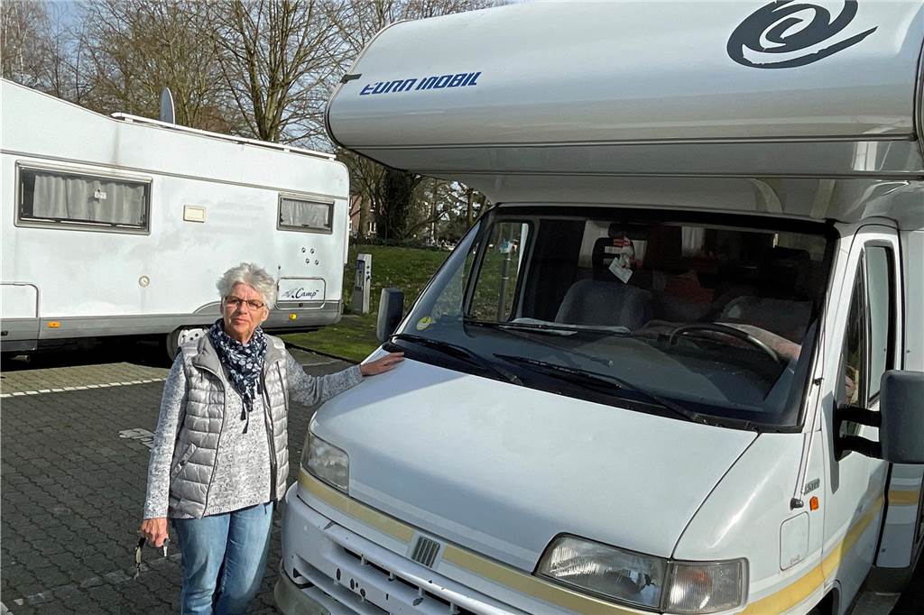 73-Jährige über Wohnmobil-Stellplatz: „Optimaler geht’s nicht“ Die 73-Jährige aus Wetter an der Ruhr mit ihrem Eura-Wohnmobil aus dem Jahr 1995.