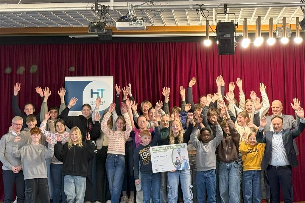 Canisiusschüler sammeln den meisten Schrott Die 7c der Canisiusschule bei der Siegerehrung des "E-Waste-Races". Die Klasse darf jetzt zur Phänomania Erlebniswelt nach Essen fahren. Sie hatten mehr Elektroschrott als neun andere Klassen aus dem Kreis Borken gesammelt. Zu den Gratulanten gehörte auch Landrat Dr. Kai Zwicker (vorne r.).