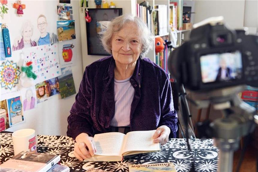 Internetkarriere jenseits der 80: YouTuberin „Marmeladenoma“ Die 86 Jahre alte „Marmeladenoma“ ist mittlerweile zum YouTube-Star avanciert. Jeden Samstagabend liest sie im Live-Stream Märchen vor und erreicht damit ein großes Publikum. Foto: Uli Deck