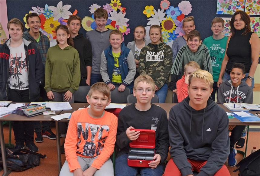 Schüler sammeln nach Diebstahl für ihre Klassenkasse Die 8a der Joseph-Hennewig-Schule und ihre Klassenlehrerin Bianca Pflips ärgern sich über den Diebstahl der Klassenkasse mit 640 Euro Inhalt. Durch Spenden und geplante Aktionen hoffen sie, bald auf dem alten Stand zu sein, um im nächsten Schuljahr ans Meer fahren zu können.