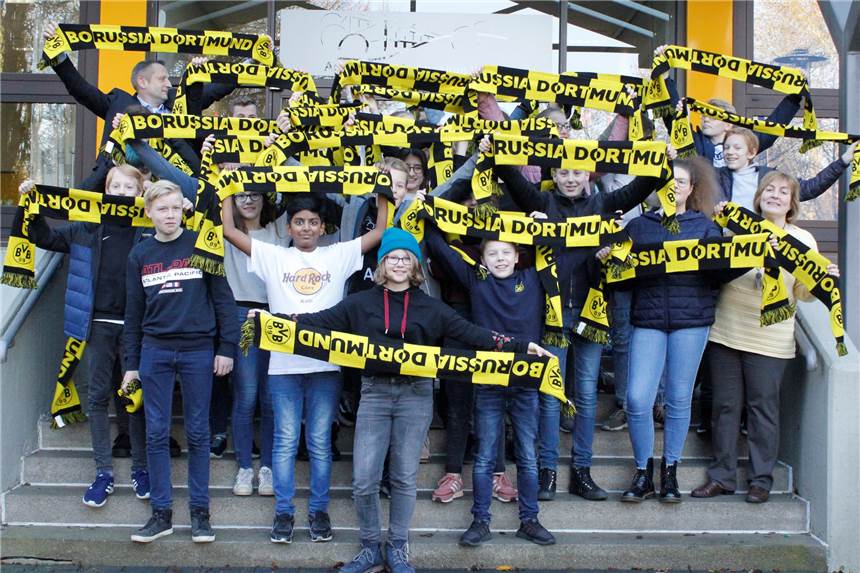 AFG-Schüler sahnen bei BVB-Quiz für 09-malkluge ab - Hätten Sie die Antworten gewusst? "Die 8a ist die Fußballklasse, das ist bei den anderen Klassen schon bekannt", erklärt Lehrerin Birgit Berendes. Die fußballbegeistertste Klasse zu sein, hat sich für die 8a des Anne-Frank-Gymnasiums ausgezahlt. Sie gewann beim BVB-Quiz einen Klassensatz schwarzgelbe Schals.
