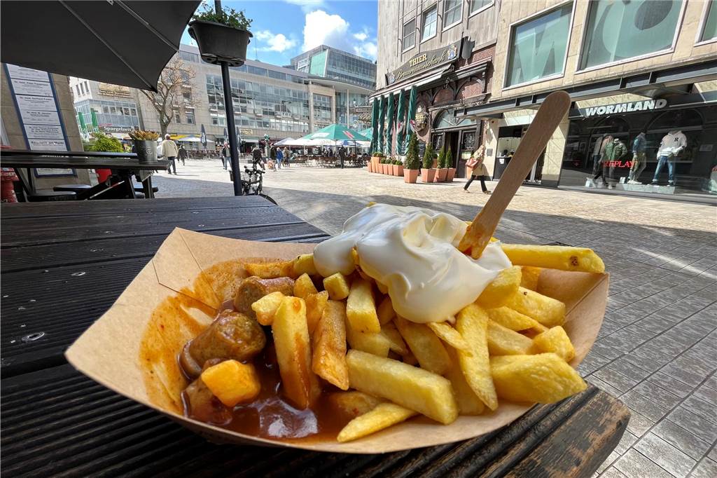 Pro Schale 9 Euro: Ist das Dortmunds teuerste Currywurst-Pommes-Mayo? Die 9-Euro-Currywurst des "Thüringers" am Alten Markt in Dortmund in ihrer vollen Pracht
