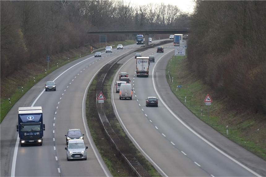 A 31 ab Samstag Dauerbaustelle, Umleitung mitten durch Schermbeck Die A 31 wird auf fünf Kilometer Länge saniert. Im Süden beginnt die Baustelle vor der Anschlussstelle „Feldhausen/Dorsten-Süd", im Norden endet sie hinter der Anschlussstelle „Dorsten" auf der Hardt (hier Richtung Bottrop von der Hardtberg-Brücke aus gesehen).