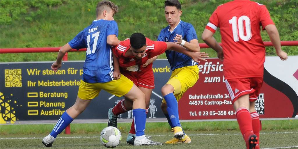 Schwänzen wird für Nachwuchsfußballer der Spvg Schwerin zum teuren Spaß Die A-Junioren der Spvg Schwerin (blaue Hemden, hier als B-Junioren im Spiel bei Arminia Ickern), traten zum Kreispokal-Viertelfinale gegen den DSC Wanne nicht an.