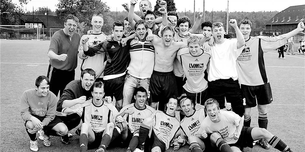 2006: Spvg Schwerin startet bis Westfalenliga durch - Klub feuert Erfolgstrainer, Polizei kam Die A-Junioren der Spvg Schwerin feierten im Mai 2006 - ein Jahr nach dem Sprung in die Bezirksliga - den Aufstieg in die Landesliga. Als Interims-Trainer fungierte damals Gerold Dettweiler (l.). Als Torschütze glänzte damals der heutige Zweite-Mannschafts-Trainer Marcel Struckmeyer (unten, 3.v.l.).