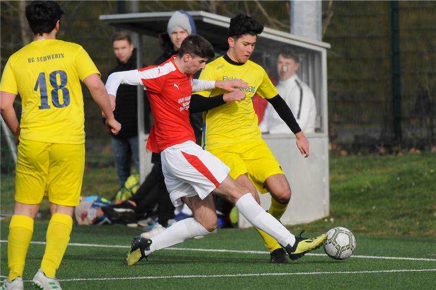 Spvg Schwerin zieht A-Jugend zu früh zurück - die Zukunft ist ungewiss Die A-Junioren der Spvg Schwerin (gelbe Trikots) zierten nach dem Ende der Winterpause das Ende der Bezirksliga-Tabelle.