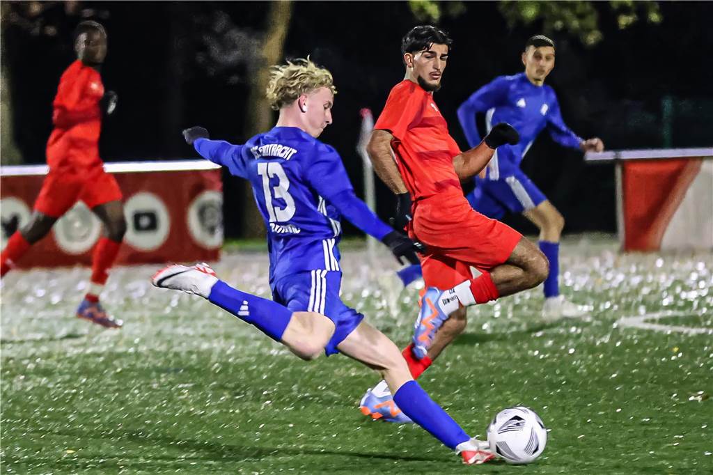 Die A-Junioren des TSC Eintracht Dortmund (blaue Trikots) haben Mengede 08/20 im Kreispokal-Finale mit 4:0 geschlagen.