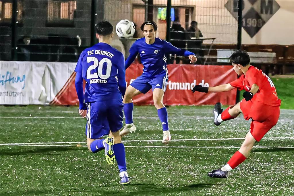Die A-Junioren des TSC Eintracht Dortmund (blaue Trikots) haben Mengede 08/20 im Kreispokal-Finale mit 4:0 geschlagen.