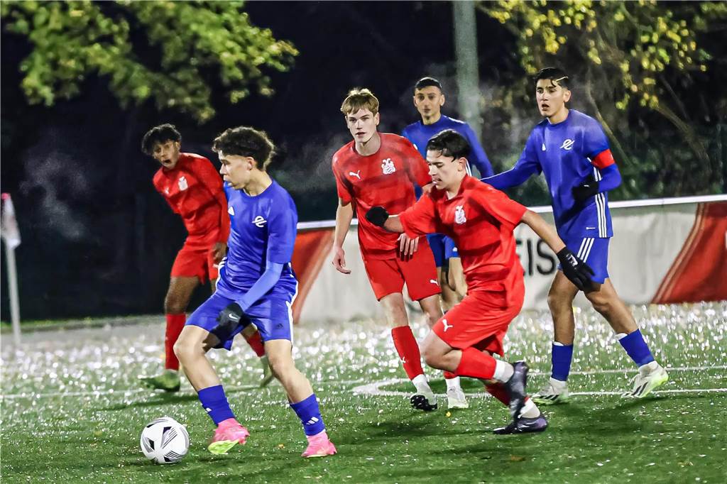 Die A-Junioren des TSC Eintracht Dortmund (blaue Trikots) haben Mengede 08/20 im Kreispokal-Finale mit 4:0 geschlagen.