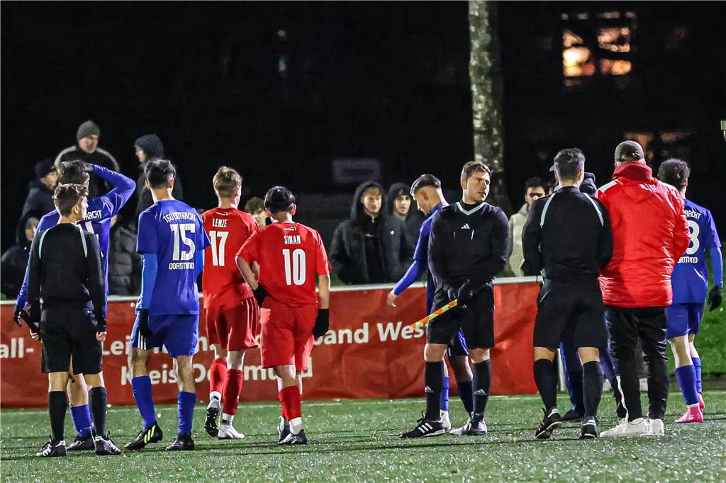 Die A-Junioren des TSC Eintracht Dortmund (blaue Trikots) haben Mengede 08/20 im Kreispokal-Finale mit 4:0 geschlagen.