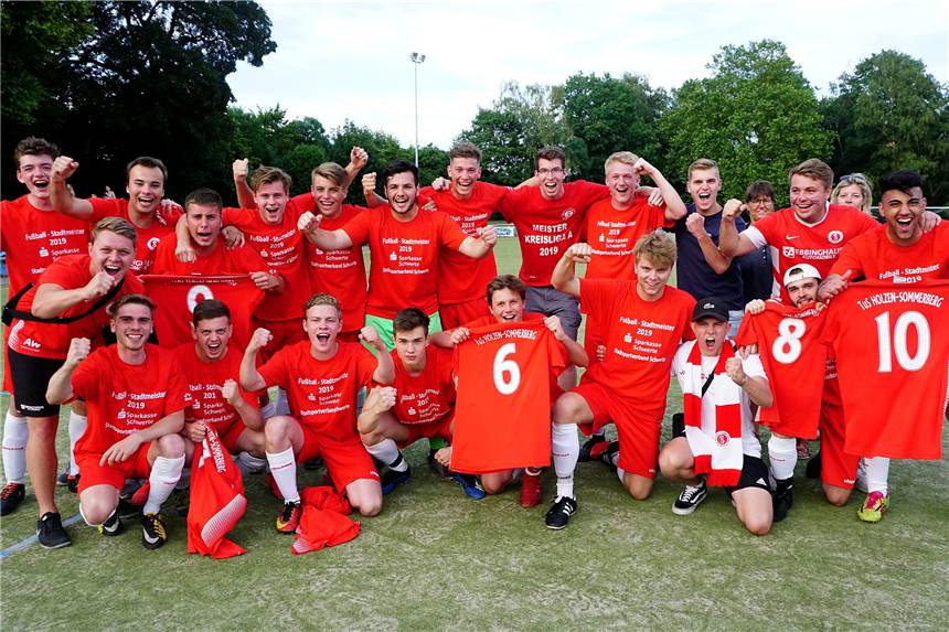 Planungen sind schwierig, aber Holzener Trainer bastelt am A-Jugendteam für nächste Saison Die A-Junioren des TuS Holzen-Sommerberg, hier nach dem Gewinn der Stadtmeisterschaft im Juni 2019, sind die einzige heimische Jugendfußballmannschaft, die in einer überkreislichen Liga um Punkte spielt.