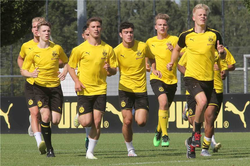 BVB-Talente Moukoko, Pherai und Reyna trainieren erstmals zusammen: Hier gibt‘s die Bilder Die A-Junioren von Borussia Dortmund sind in den Trainingsbetrieb eingestiegen.