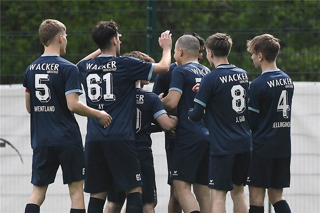 Die A-Junioren von Wacker Obercastrop (blaue Trikots) haben nach dem 2:2 bei SuS Kaiserau, nun mit dem 3:0-Heimsieg über Abstiegskandidat DSC Wanne-Eickel die interne Vorgabe von vier Punkten vor der dreiwöchigen Osterpause erfüllt. Stecken trotzdem aber weiter auf dem ersten Abstiegsplatz fest.