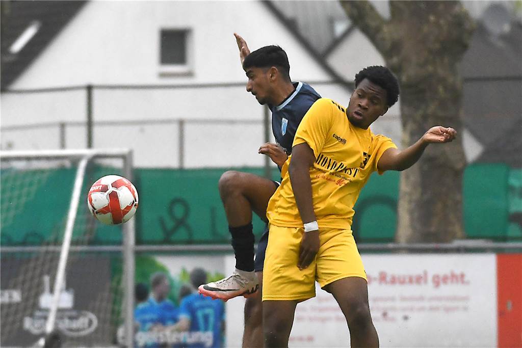 Die A-Junioren von Wacker Obercastrop (blaue Trikots) haben nach dem 2:2 bei SuS Kaiserau, nun mit dem 3:0-Heimsieg über Abstiegskandidat DSC Wanne-Eickel die interne Vorgabe von vier Punkten vor der dreiwöchigen Osterpause erfüllt. Stecken trotzdem aber weiter auf dem ersten Abstiegsplatz fest.
