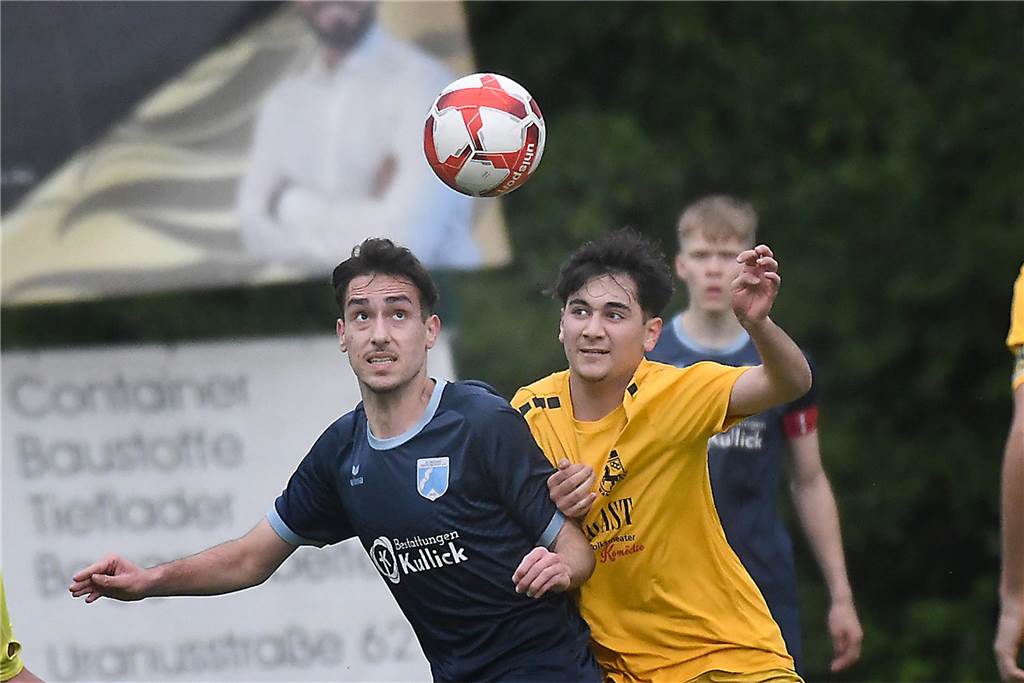 Die A-Junioren von Wacker Obercastrop (blaue Trikots) haben nach dem 2:2 bei SuS Kaiserau, nun mit dem 3:0-Heimsieg über Abstiegskandidat DSC Wanne-Eickel die interne Vorgabe von vier Punkten vor der dreiwöchigen Osterpause erfüllt. Stecken trotzdem aber weiter auf dem ersten Abstiegsplatz fest.