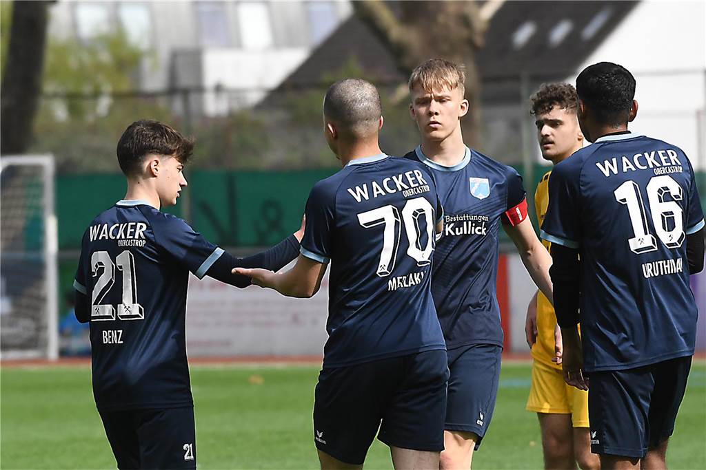 Die A-Junioren von Wacker Obercastrop (blaue Trikots) haben nach dem 2:2 bei SuS Kaiserau, nun mit dem 3:0-Heimsieg über Abstiegskandidat DSC Wanne-Eickel die interne Vorgabe von vier Punkten vor der dreiwöchigen Osterpause erfüllt. Stecken trotzdem aber weiter auf dem ersten Abstiegsplatz fest.