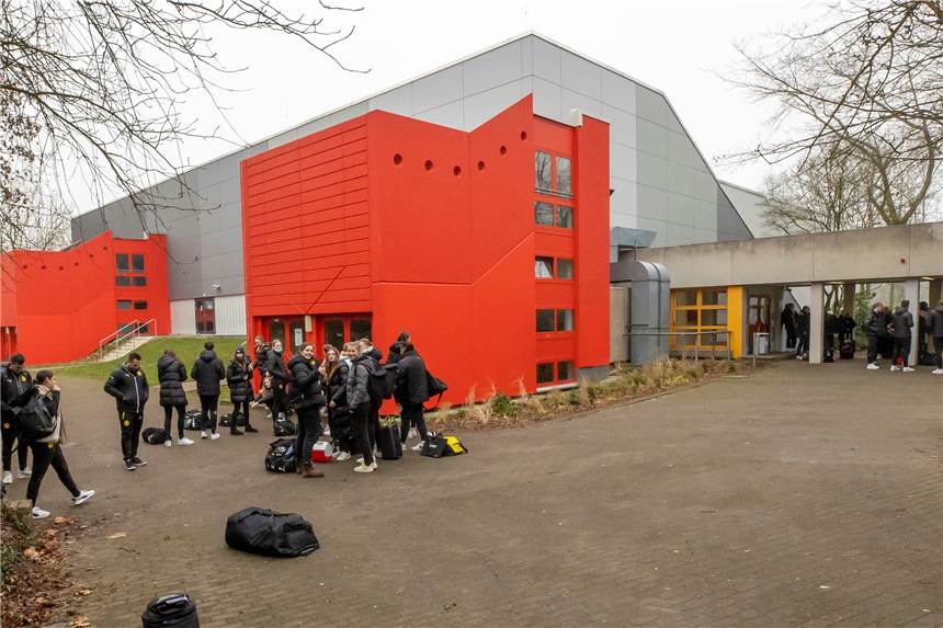 Halle verschlossen, kein Toilettenpapier: „Peinlich für Borussia Dortmund und die Stadt“ Die A-Juniorinnen von Borussia Dortmund und des Buxtehuder SV stehen am Samstag vor der verschlossenen Halle Wellinghofen.