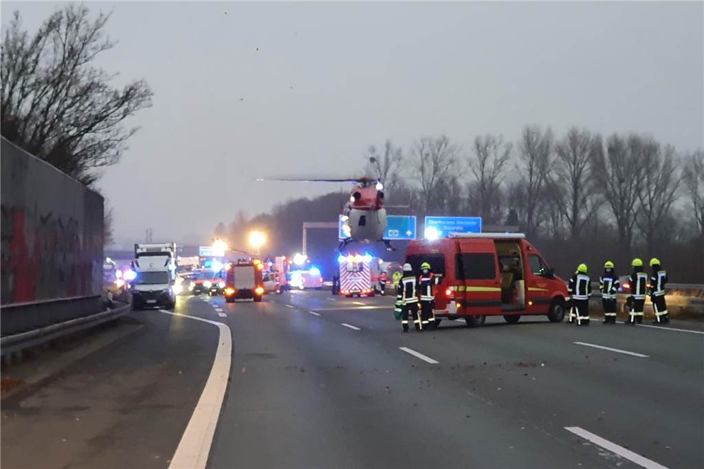 Tödlicher Unfall: Mann stirbt auf A1 – Autobahn lange gesperrt Die A1 war zwischen dem Kamener Kreuz und Kamen-Zentrum auf Höhe des Sesekeweges in Richtung Köln voll gesperrt. Ein Hubschrauber landete.