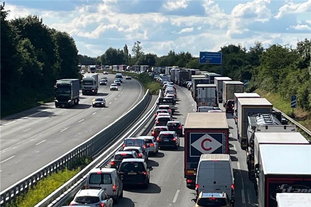 Rettungsgasse auf A2 klappte nicht: So handeln Autofahrer im Stau richtig