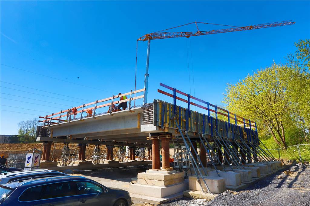Die A2-Brücke an der Münsterstraße wird erst zusammengesetzt und dann über der Straße abgesetzt.
