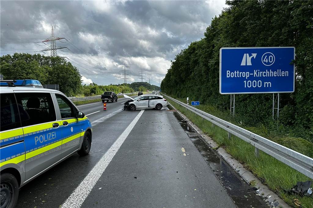 Auto knallt auf A31 zwischen Kirchhellen und Dorsten in die Mittelleitplanke Die A31 zwischen Dorsten und Kirchhellen war am Montagnachmittag zwischenzeitlich in beide Fahrtrichtungen gesperrt.