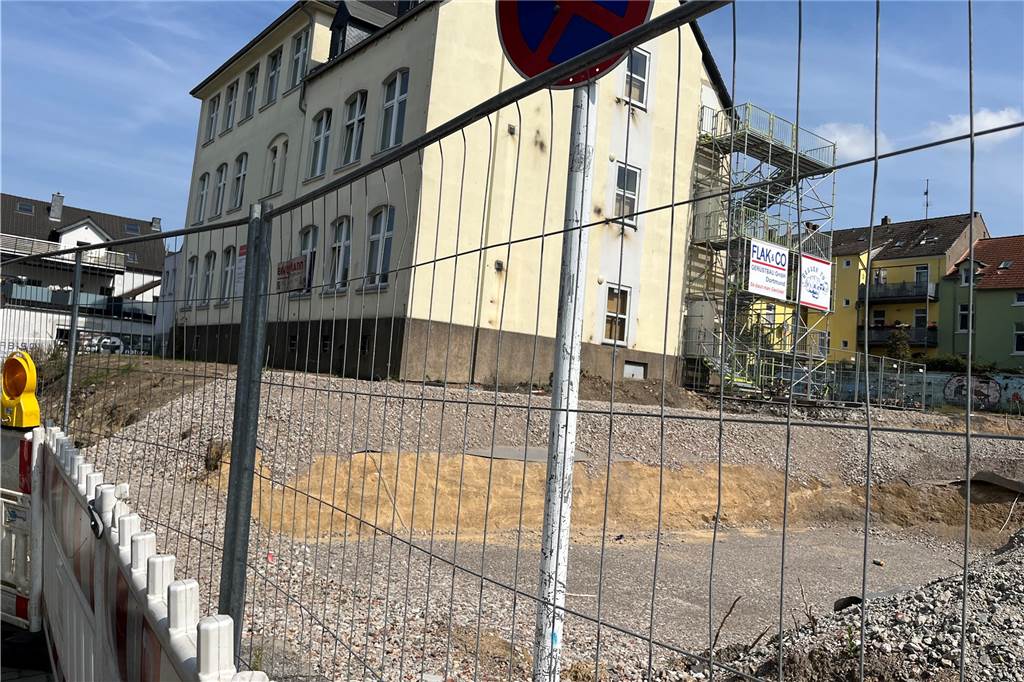 Baustelle an der Brüder-Grimm-Schule ruht: Wann ist der Erweiterungsbau fertig? Die Abbruch-und Tiefbauarbeiten sind planmäßig verlaufen. Allerdings wird jetzt ein neues Rohbauunternehmen gesucht.