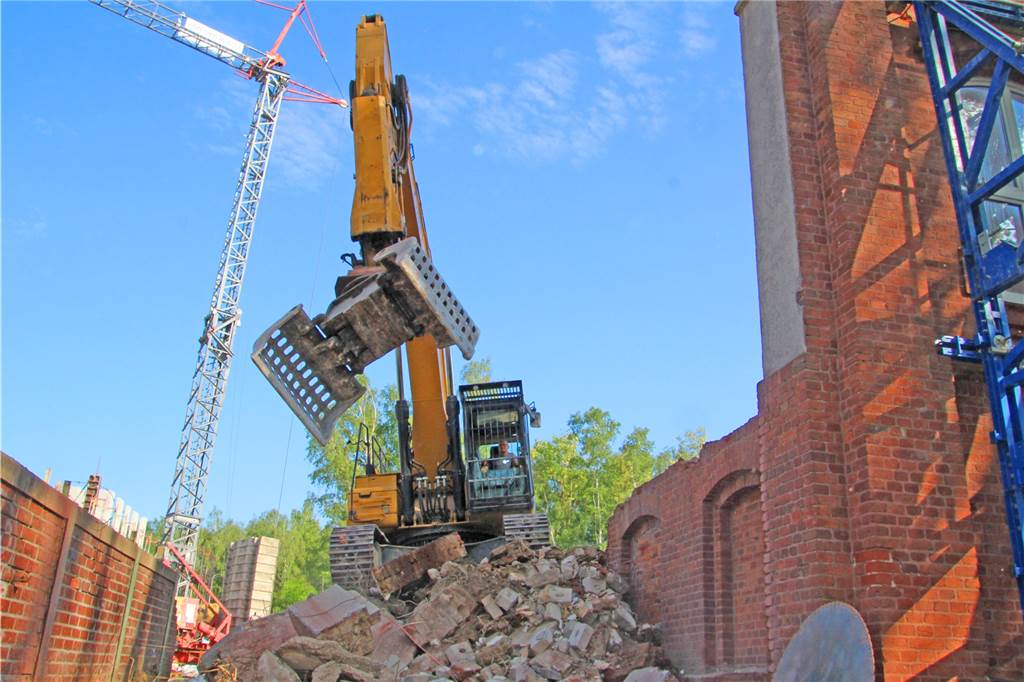 Wohnen auf Zechengelände: Lüner Neubauprojekt erhält alte Fassade Die Abbrucharbeiten der alten Zechendirektion laufen seit April. Jetzt kommt der spannendste Teil der Aufgabe. Die 55 Zentimeter breite Fassade muss stehen bleiben.