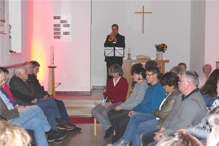 Abendfantasien als besonderer Ausklang der Woche Die Abendfantasie in der Gnadenkirche in Legden stand unter dem Begriff "Innig". Trompeter Peter Mönkediek spielte zwischen den vorgetragenen Texten.