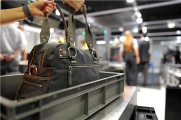 Die Abfertigung am Düsseldorfer Flughafen dauert zu lange - der Flughafen will nun gegen die Sicherheitsfirma klagen.